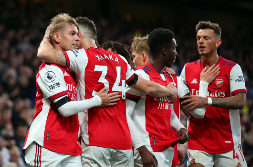 LONDON, ENGLAND - APRIL 20: Emile Smith Rowe of Arsenal celebrates scoring his goal with team mates during the Premier League match between Chelsea and Arsenal at Stamford Bridge on April 20, 2022 in London, United Kingdom. (Photo by Marc Atkins/Getty Images)