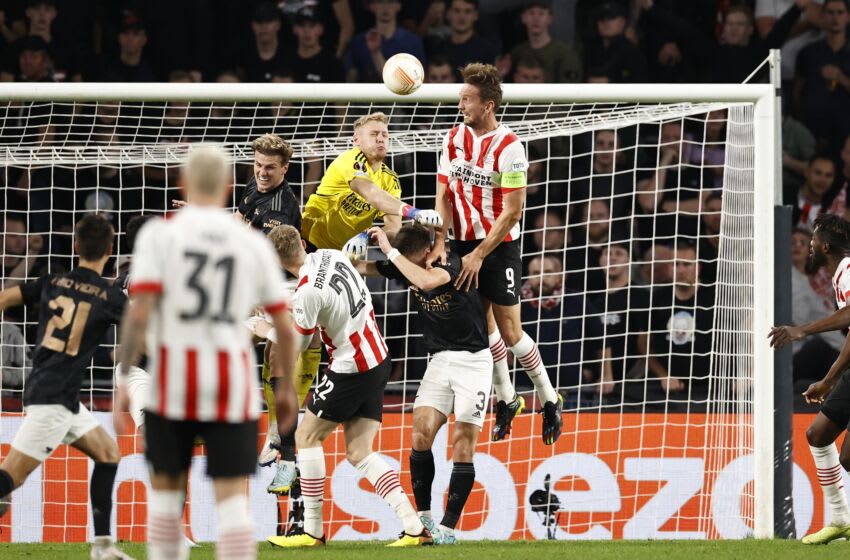 EINDHOVEN - (lr) Rob Holding of Arsenal FC, Arsenal FC goalkeeper Aaron Ramsdale, Kieran Tierney of Arsenal FC, Luuk de Jong of PSV Eindhoven scores the 2-0 during the UEFA Europa League Group A match between PSV Eindhoven and Arsenal FC in the Phillips Stadium on October 27, 2022 in Eindhoven, Netherlands. ANP | Dutch Height | MAURICE VAN STONE (Photo by ANP via Getty Images)