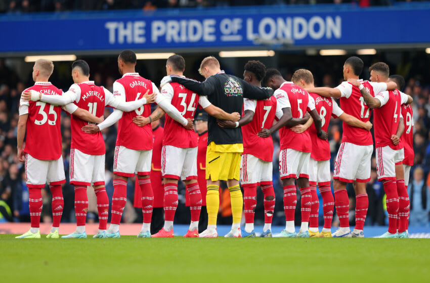 LONDON, ENGLAND - NOVEMBER 06: Arsenal players line up in a minute silence in honour of Armistice Day prior to the Premier League match between Chelsea FC and Arsenal FC at Stamford Bridge on November 6, 2022 in London, United Kingdom. (Photo by Marc Atkins/Getty Images)