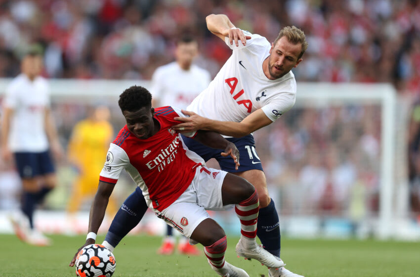 LONDON, ENGLAND - SEPTEMBER 26: Bukayo Saka of Arsenal is challenged by Harry Kane of Tottenham Hotspur during the Premier League match between Arsenal and Tottenham Hotspur at Emirates Stadium on September 26, 2021 in London, England. (Photo by Julian Finney/Getty Images)