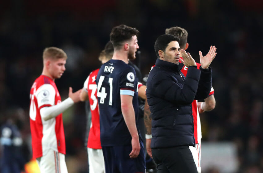 LONDON, ENGLAND - DECEMBER 15: Arsenal Manager Mikel Arteta applauds the fans after the Premier League match between Arsenal and West Ham United at Emirates Stadium on December 15, 2021 in London, England. (Photo by Chloe Knott - Danehouse/Getty Images)