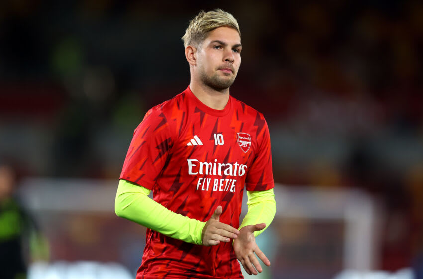 BRENTFORD, ENGLAND - SEPTEMBER 27: Emile Smith Rowe of Arsenal warms up prior to the Carabao Cup Third Round match between Brentford and Arsenal at Gtech Community Stadium on September 27, 2023 in Brentford, England. (Photo by Julian Finney/Getty Images)
