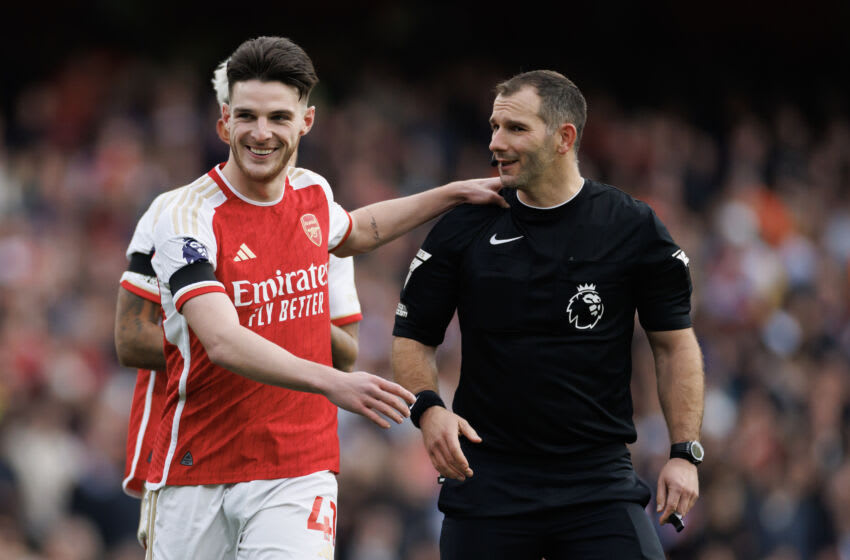 LONDON, ENGLAND - OCTOBER 28: Declan Rice of Arsenal with Referee Tim Robinson during the Premier League match between Arsenal FC and Sheffield United at Emirates Stadium on October 28, 2023 in London, England. (Photo by Marc Atkins/Getty Images)