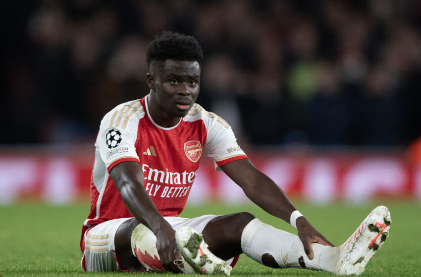 LONDON, ENGLAND - NOVEMBER 8: Bukayo Saka of Arsenal sits injured before leaving the pitch during the UEFA Champions League match between Arsenal FC and Sevilla FC at Emirates Stadium on November 8, 2023 in London, United Kingdom. (Photo by Visionhaus/Getty Images)
